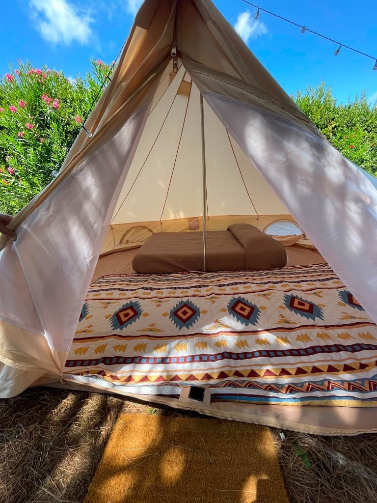 Ingresso mini lodge tenda canvas nel verde
