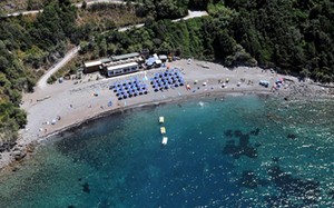 Spiaggia di Calamoresca a pochi km dall'agricampeggio naturista Bnatural naturism & Glamping